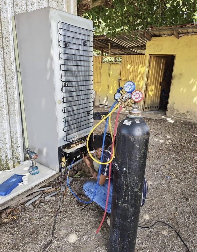 Reparación y recarga de gas en refrigeradora industrial — AT Electrofresh Guanacaste
